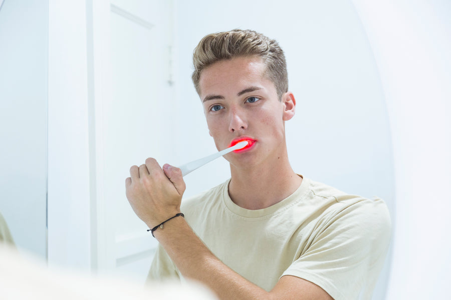 Man using Bristl electric toothbrush, Bristl, electric toothbrush, light therapy, phototherapy, sonic toothbrush, gingivitis, gum disease, dentist, teeth whitening, powered toothbrush