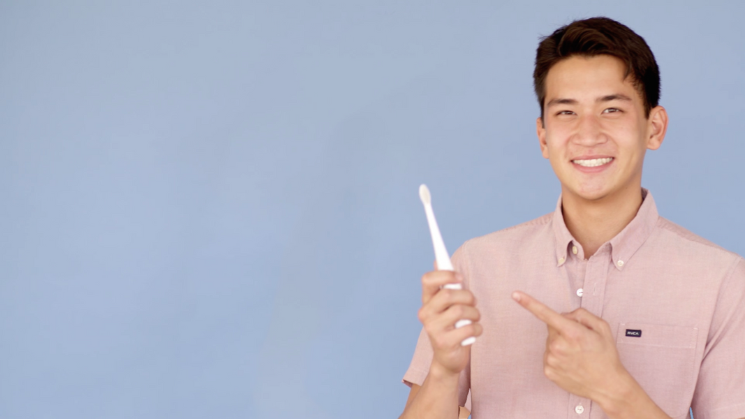 Man with Bristl timer toothbrush, Bristl, electric toothbrush, light therapy, phototherapy, sonic toothbrush, gingivitis, gum disease, dentist, teeth whitening, powered toothbrush